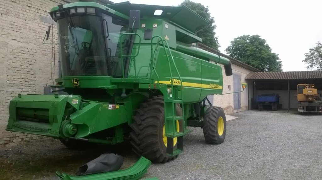 Oldtimer-Mähdrescher del tipo John Deere 9750 STS,  en Маріуполь (Imagen 2)