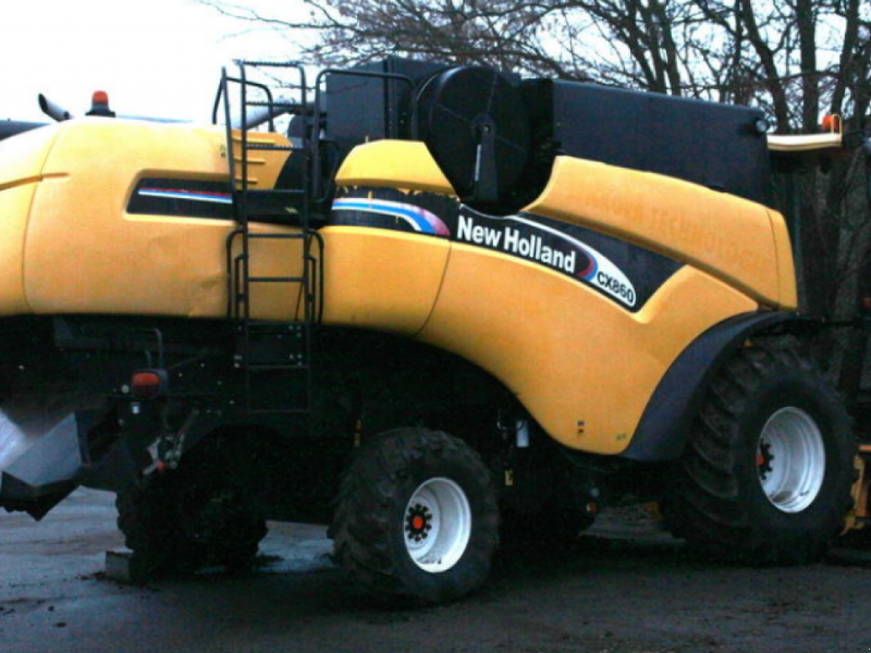 Oldtimer-Mähdrescher of the type New Holland CX860, Neumaschine in Миколаїв (Picture 1)