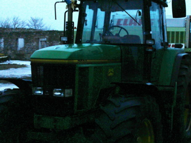 Oldtimer-Traktor of the type John Deere 7600, Neumaschine in Миколаїв
