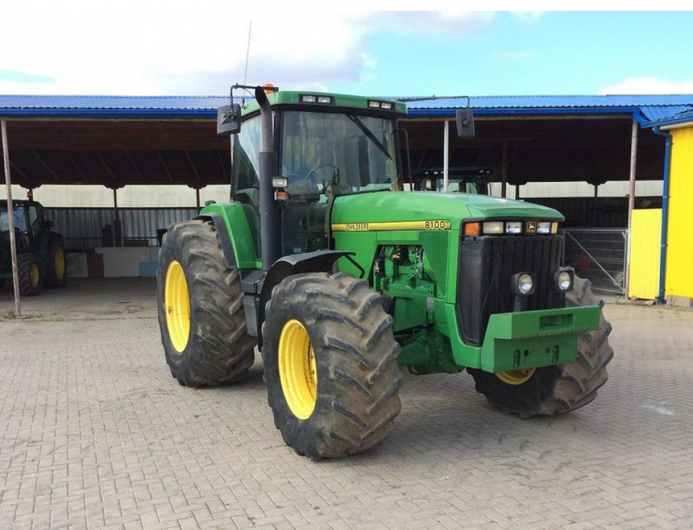 Oldtimer-Traktor Türe ait John Deere 8100, Neumaschine içinde Київ (resim 8)