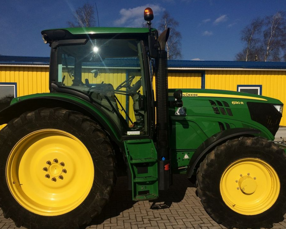 Oldtimer-Traktor des Typs John Deere 6130R, Neumaschine in Київ (Bild 3)