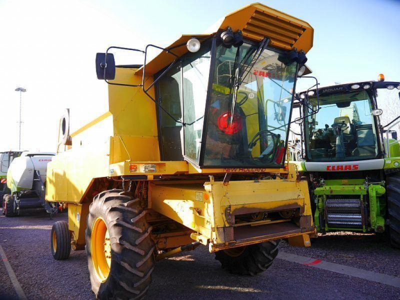 Oldtimer-Mähdrescher van het type New Holland TX32, Neumaschine in Володарка (Foto 1)