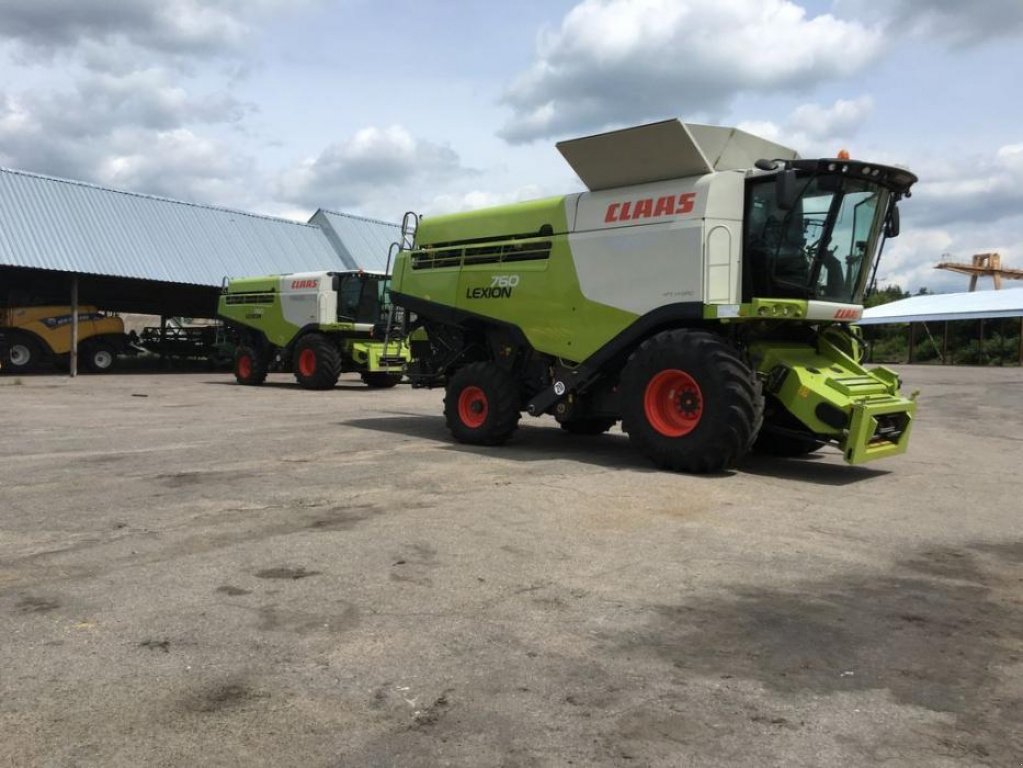 Oldtimer-Mähdrescher Türe ait CLAAS Lexion 760, Neumaschine içinde Володарка (resim 12)