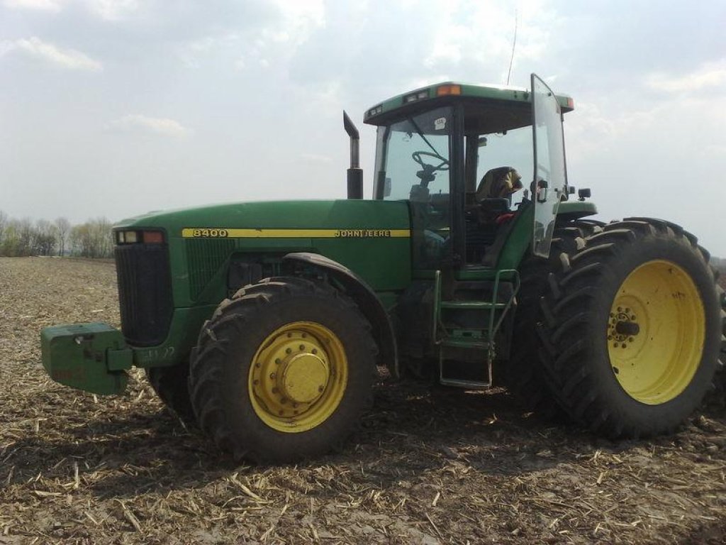 Oldtimer-Traktor van het type John Deere 8400, Neumaschine in Володарка (Foto 7)