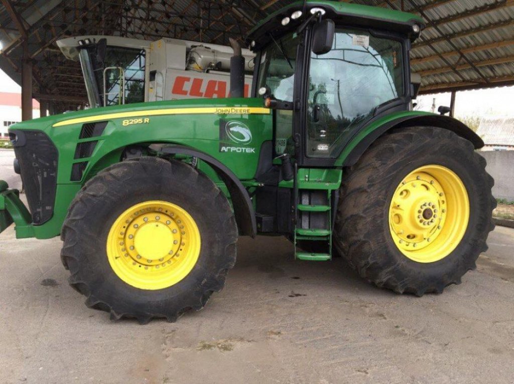 Oldtimer-Traktor van het type John Deere 8295R, Neumaschine in Володарка (Foto 5)