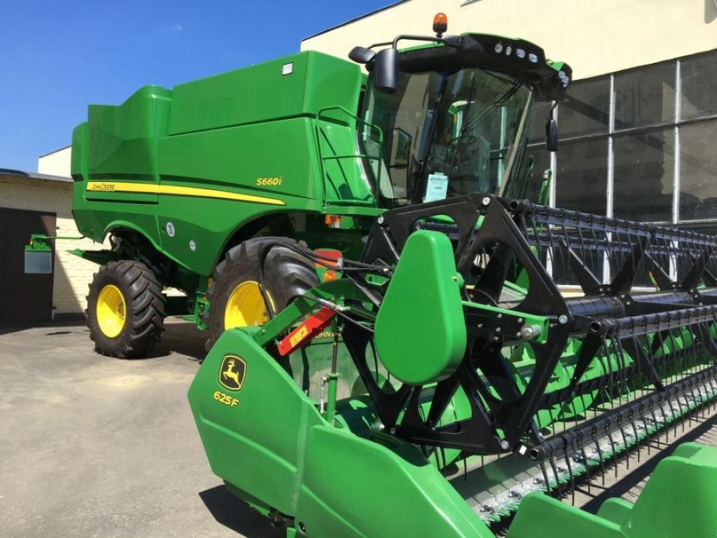 Oldtimer-Mähdrescher van het type John Deere S660i, Neumaschine in Володарка (Foto 2)