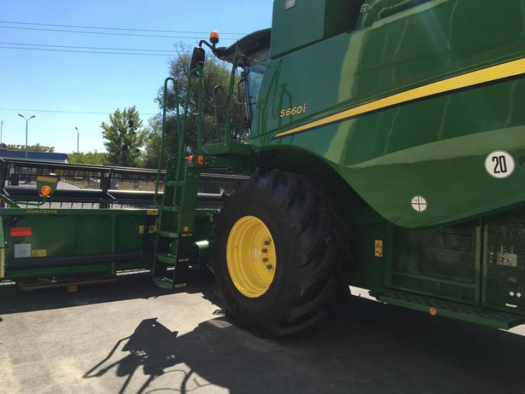 Oldtimer-Mähdrescher van het type John Deere S660i, Neumaschine in Володарка (Foto 5)