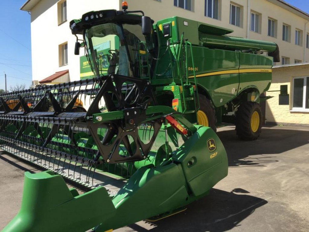 Oldtimer-Mähdrescher of the type John Deere S660i, Neumaschine in Володарка (Picture 3)