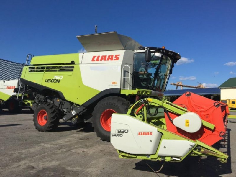 Oldtimer-Mähdrescher of the type CLAAS Lexion 760, Neumaschine in Володарка