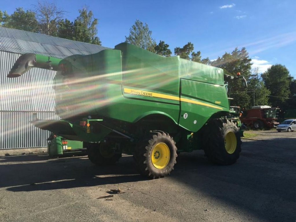 Oldtimer-Mähdrescher van het type John Deere S660, Neumaschine in Володарка (Foto 4)