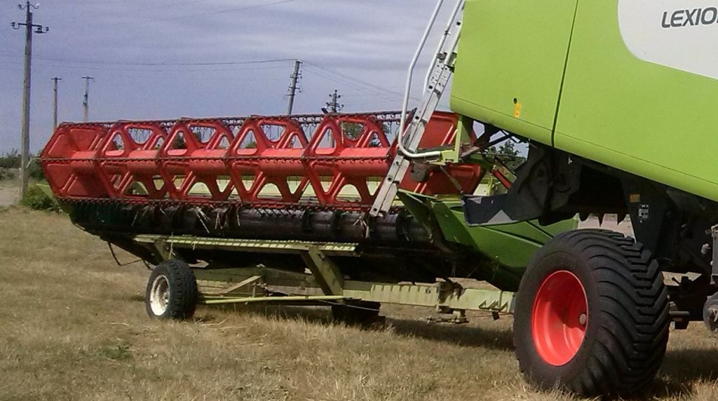 Schneidwerk typu CLAAS V750,  v Саврань (Obrázek 2)