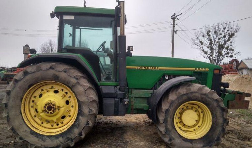 Oldtimer-Traktor del tipo John Deere 8200, Neumaschine en Демидівка (Imagen 4)