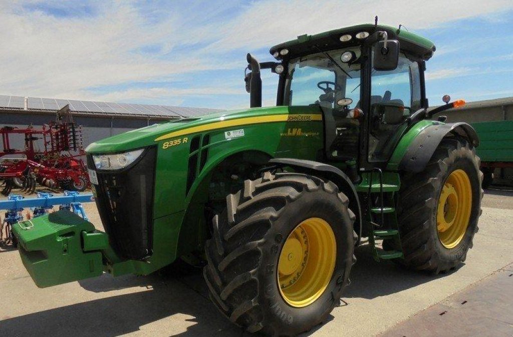 Oldtimer-Traktor del tipo John Deere 8335R, Neumaschine en Полтава (Imagen 1)