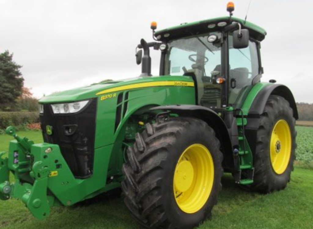 Oldtimer-Traktor van het type John Deere 8370R, Neumaschine in Біла Церква (Foto 1)