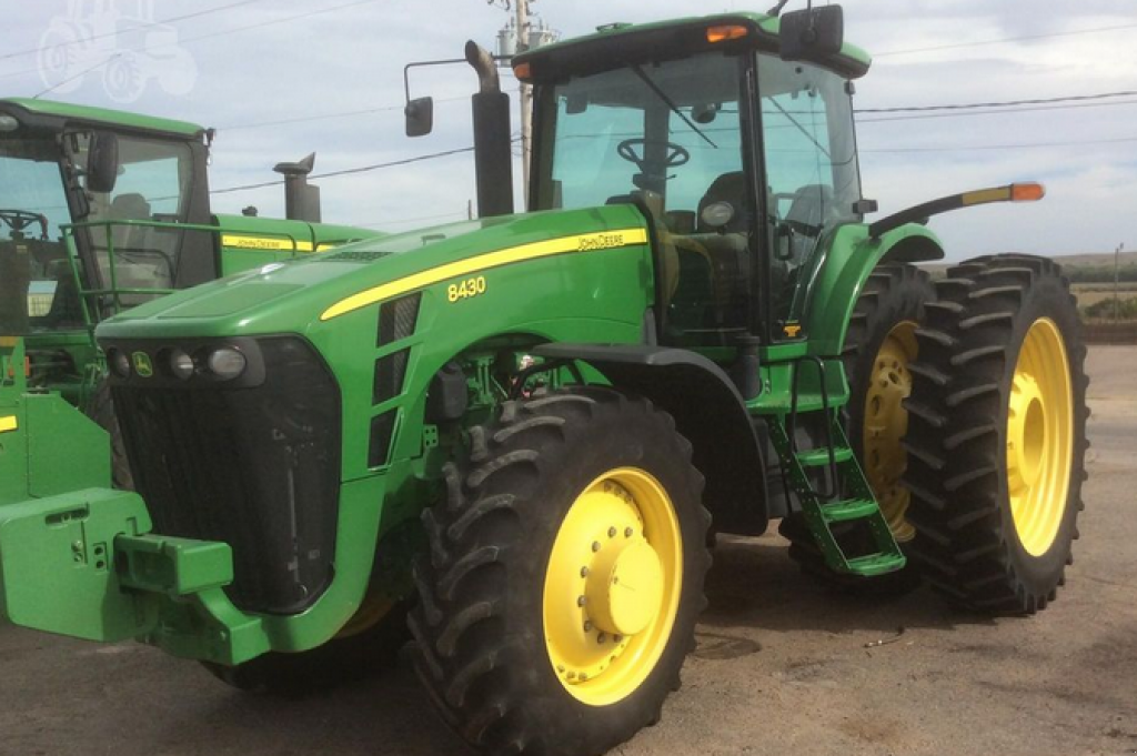 Oldtimer-Traktor van het type John Deere 8430, Neumaschine in Біла Церква (Foto 1)