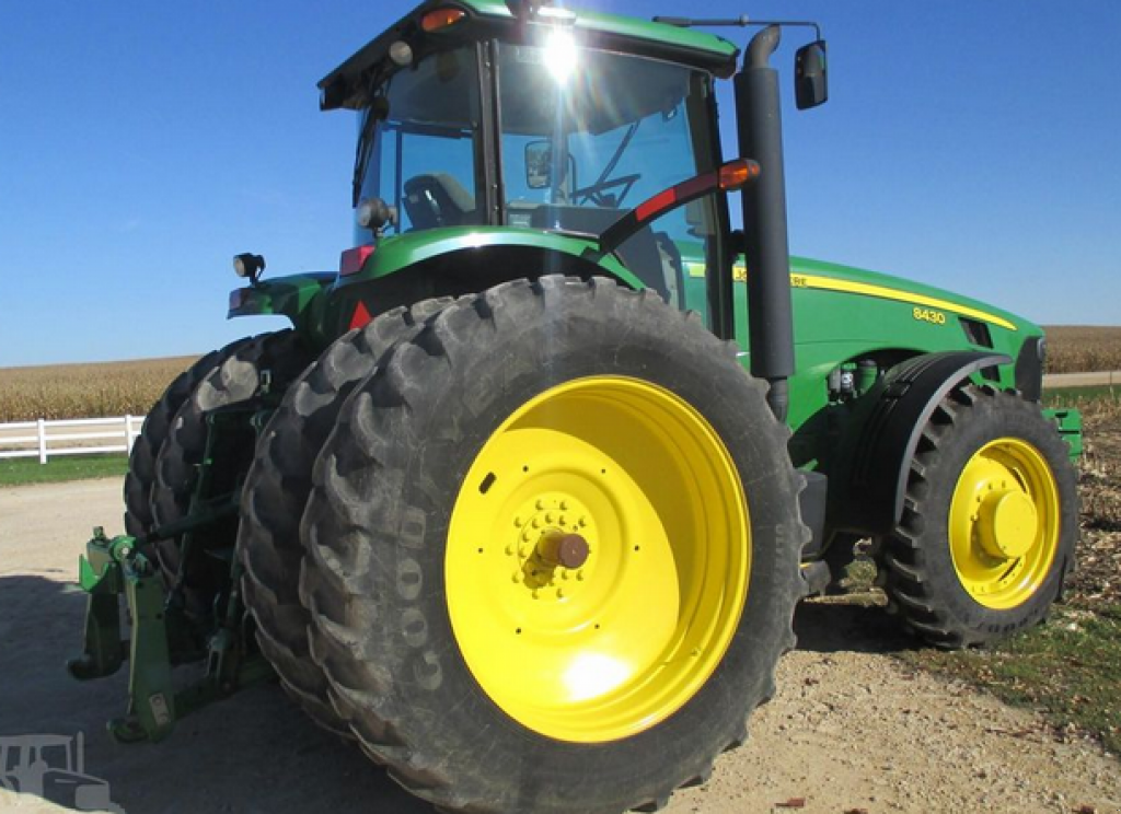 Oldtimer-Traktor van het type John Deere 8430, Neumaschine in Біла Церква (Foto 2)