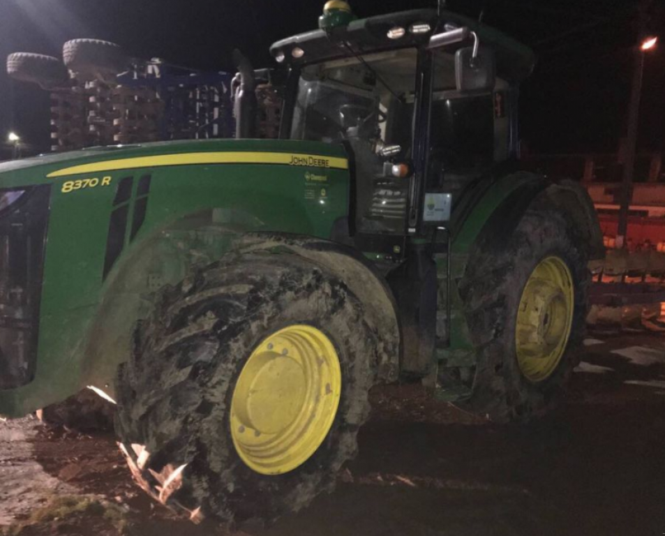 Oldtimer-Traktor van het type John Deere 8370R, Neumaschine in Золочів (Foto 5)