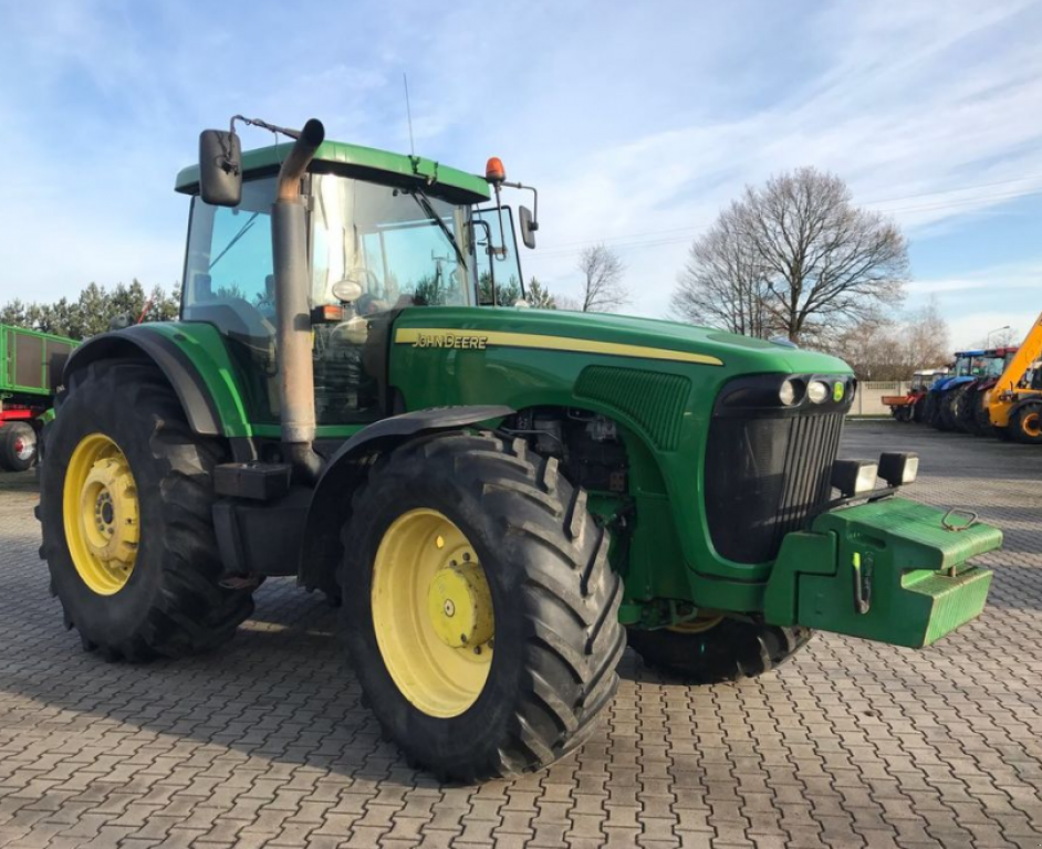 Oldtimer-Traktor des Typs John Deere 8520, Neumaschine in Золочів (Bild 8)