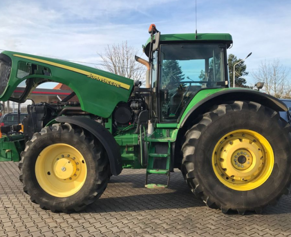 Oldtimer-Traktor des Typs John Deere 8520, Neumaschine in Золочів (Bild 2)