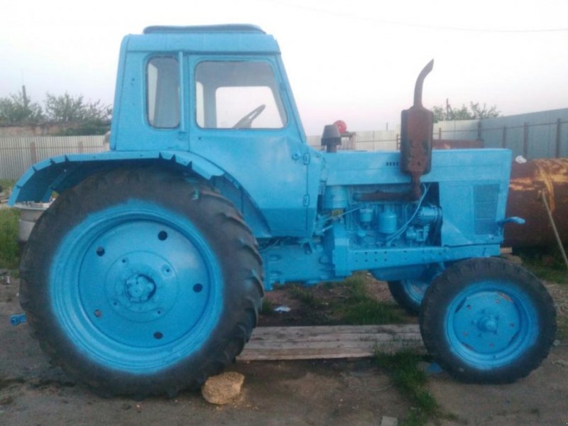Oldtimer-Traktor of the type Belarus Беларус-80, Neumaschine in Овідіополь
