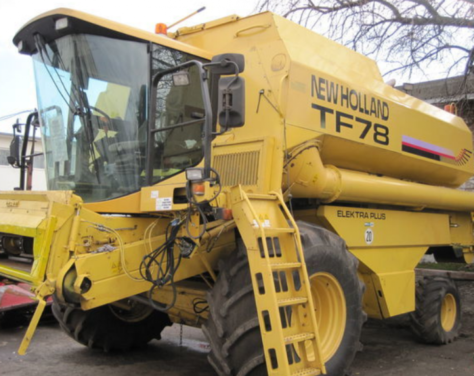 Oldtimer-Mähdrescher Türe ait New Holland TF78, Neumaschine içinde Харків (resim 1)