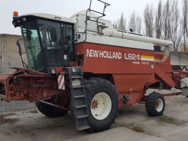 Oldtimer-Mähdrescher of the type New Holland L624,  in Ужгород (Picture 1)