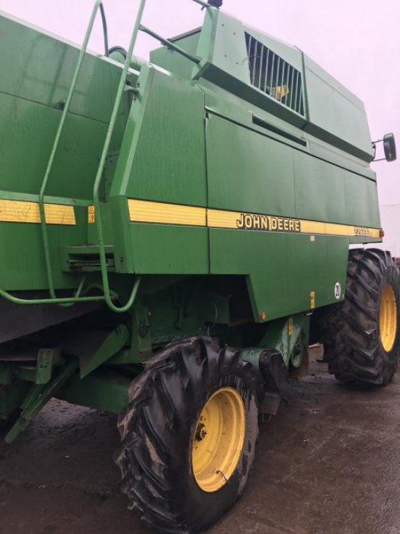 Oldtimer-Mähdrescher del tipo John Deere 2266 Extra, Neumaschine en Радехів (Imagen 1)