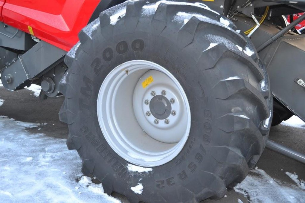 Oldtimer-Mähdrescher of the type Massey Ferguson Beta 7370,  in Суми (Picture 10)