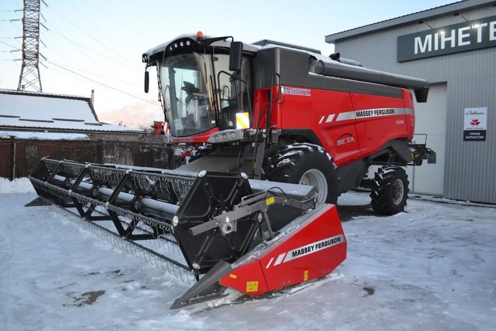 Oldtimer-Mähdrescher del tipo Massey Ferguson Beta 7370,  en Суми (Imagen 7)