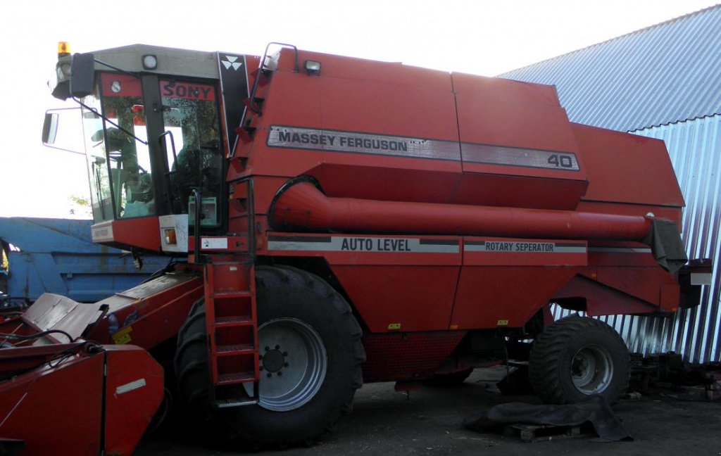 Oldtimer-Mähdrescher du type Massey Ferguson 40 RS, Neumaschine en Не обрано (Photo 2)