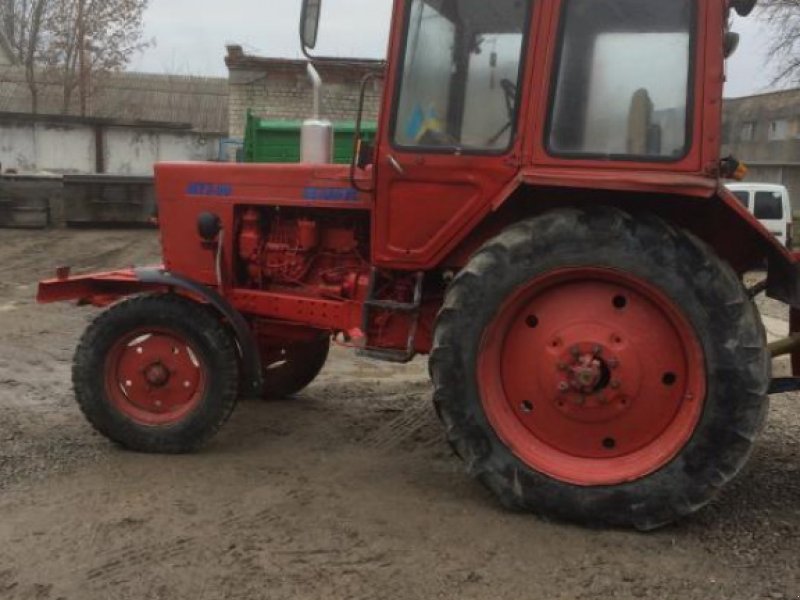 Oldtimer-Traktor van het type Belarus Беларус-80, Neumaschine in Камянець-Подільский