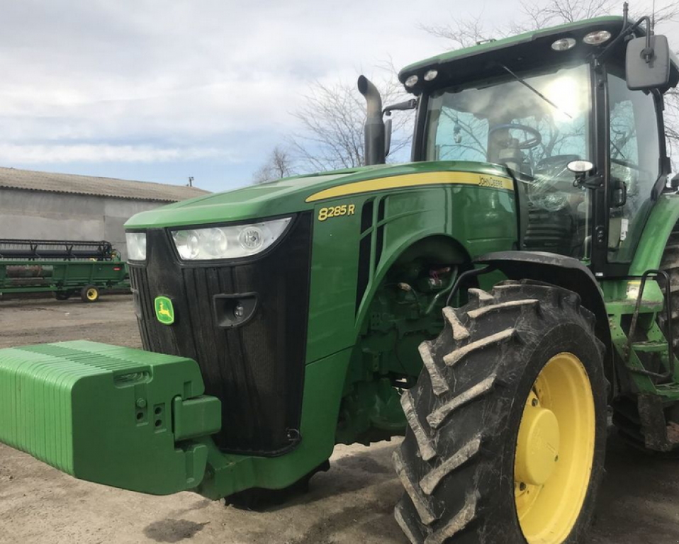 Oldtimer-Traktor des Typs John Deere 8285R, Neumaschine in Салгани (Bild 4)