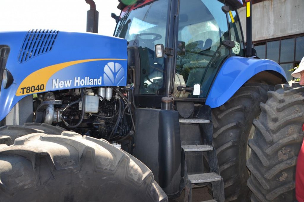 Oldtimer-Traktor van het type New Holland T8040, Neumaschine in Куйбишеве (Foto 4)