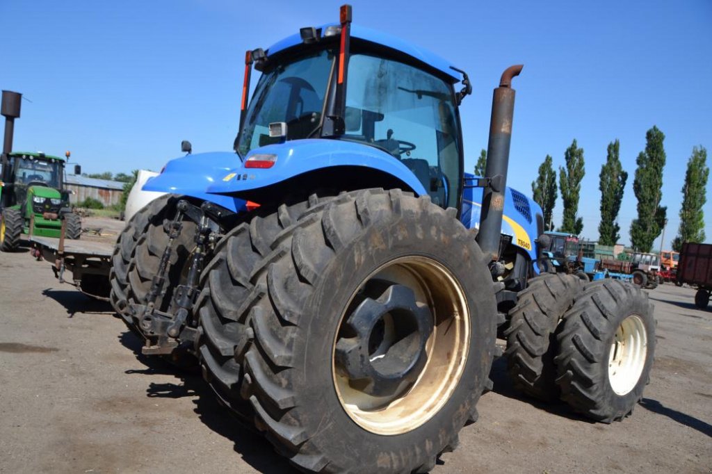 Oldtimer-Traktor of the type New Holland T8040, Neumaschine in Куйбишеве (Picture 1)