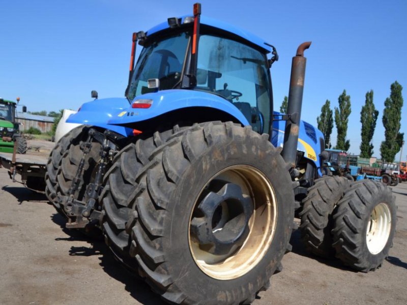 Oldtimer-Traktor of the type New Holland T8040, Neumaschine in Куйбишеве (Picture 1)