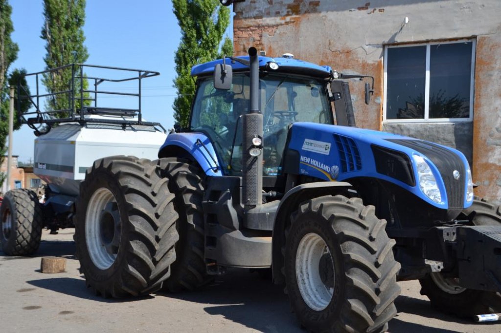 Oldtimer-Traktor of the type New Holland T8040, Neumaschine in Куйбишеве (Picture 3)