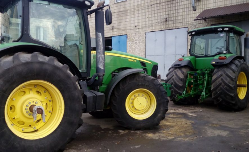 Oldtimer-Traktor van het type John Deere 8320R, Neumaschine in Київ (Foto 5)