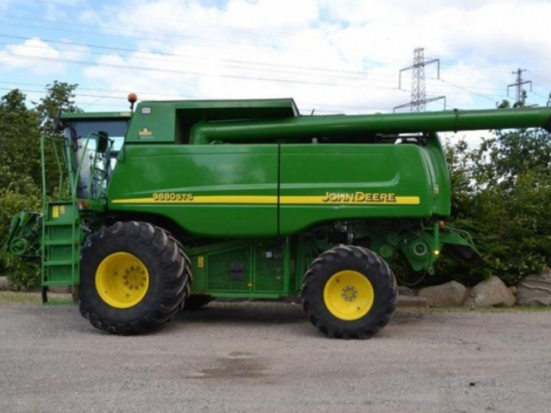 Oldtimer-Mähdrescher of the type John Deere 9880 STS, Neumaschine in Київ (Picture 1)