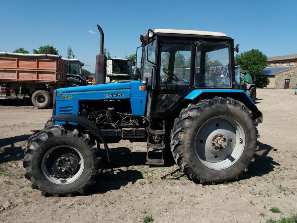 Oldtimer-Traktor van het type Belarus Беларус-1221,  in Нова Ушиця (Foto 1)