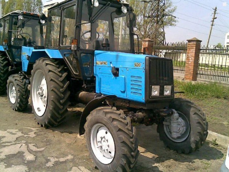 Oldtimer-Traktor του τύπου Belarus Беларус-920, Neumaschine σε Житомир