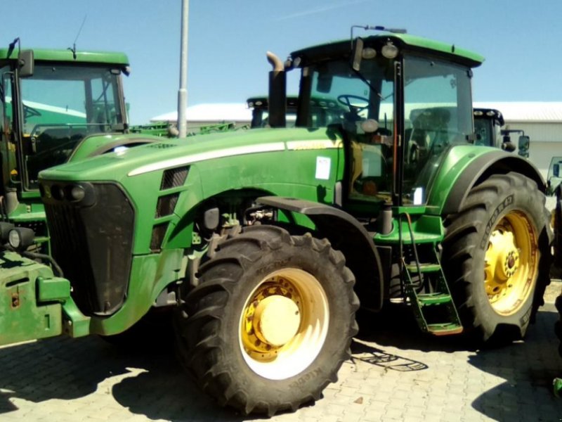 Oldtimer-Traktor του τύπου John Deere 8230, Neumaschine σε Київ (Φωτογραφία 1)