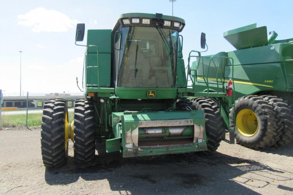 Oldtimer-Mähdrescher of the type John Deere 9860 STS, Neumaschine in Київ (Picture 1)