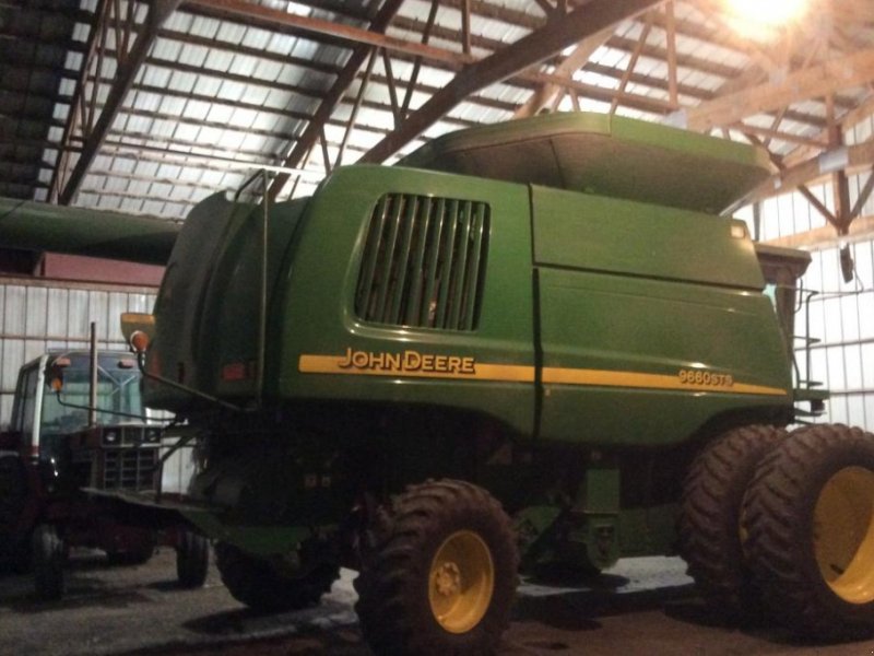 Oldtimer-Mähdrescher of the type John Deere 9660 STS, Neumaschine in Київ (Picture 1)