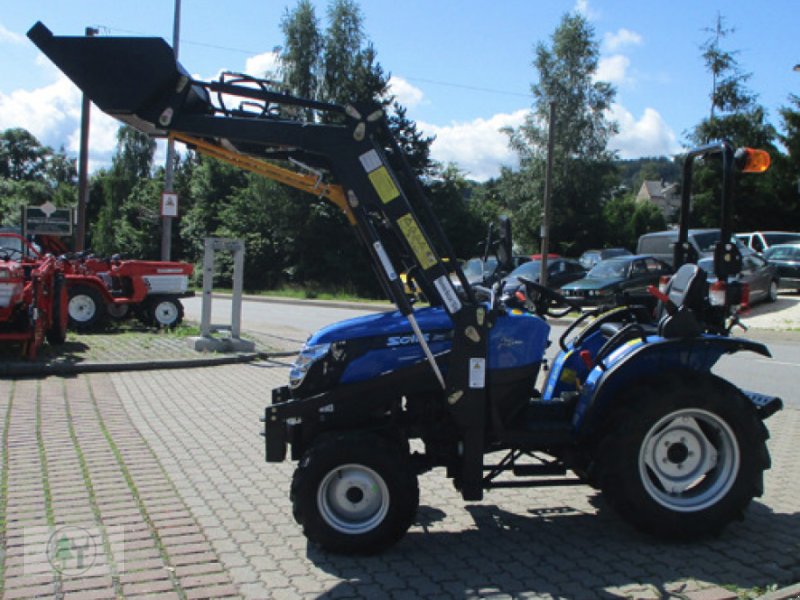 Traktor van het type Solis Kleintraktor SOLIS 26 Traktor Allrad mit Frontlader (inkl. Parallelführung), Neumaschine in Schwarzenberg (Foto 1)