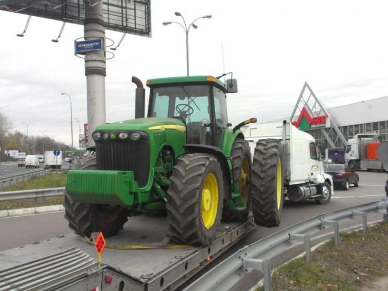 Oldtimer-Traktor del tipo John Deere 8520, Neumaschine en Київ (Imagen 1)