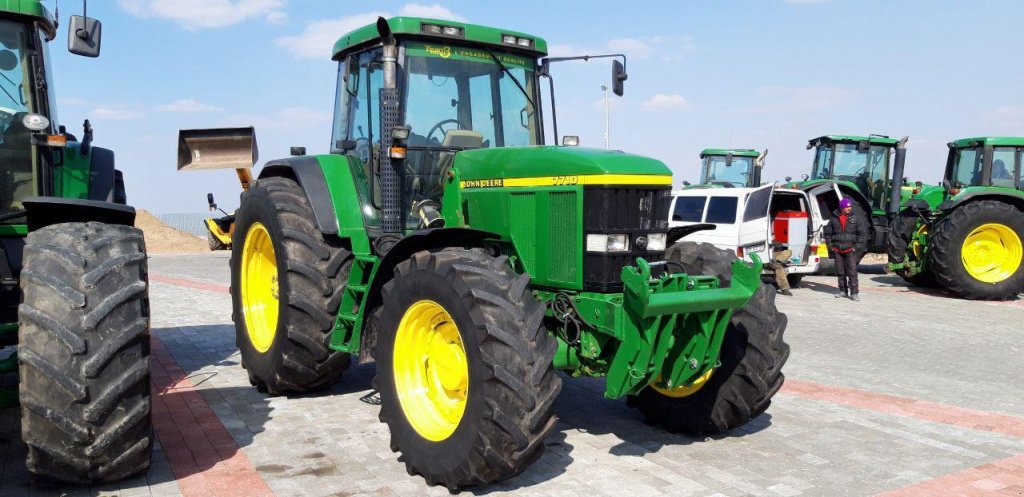 Oldtimer-Traktor του τύπου John Deere 7710, Neumaschine σε Рівне (Φωτογραφία 1)