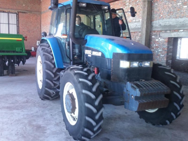 Oldtimer-Traktor of the type New Holland 8560, Neumaschine in Подворки