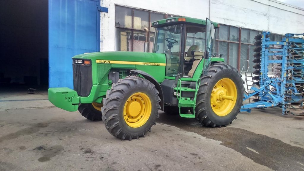 Oldtimer-Traktor του τύπου John Deere 8400, Gebrauchtmaschine σε Подворки (Φωτογραφία 3)