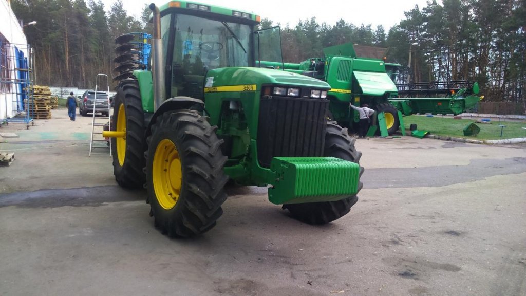 Oldtimer-Traktor tipa John Deere 8400, Gebrauchtmaschine u Подворки (Slika 1)