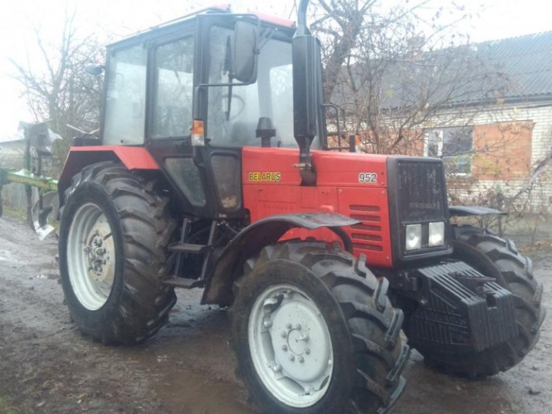 Oldtimer-Traktor of the type Belarus Беларус-952, Neumaschine in Здолбунів